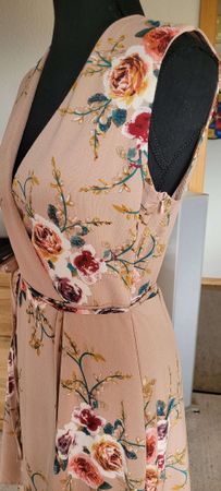 Sommerliches Kleid mit Blumenmuster - Grösse S/M
