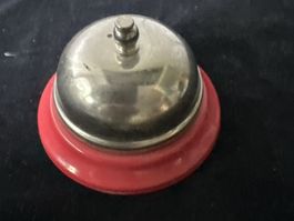 Glocke rot Kunstoff und Metall  mit rotem Fuss gebrauch