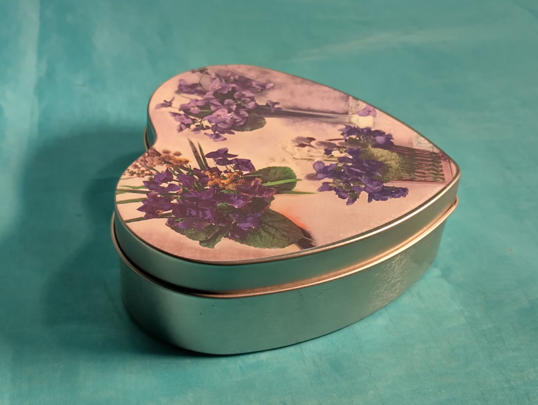 Altro in Decorazioni & Accessori: Blechbüchse Herz mit Blumensträussen – Usato da Bellach venduto da JingleCherry 2