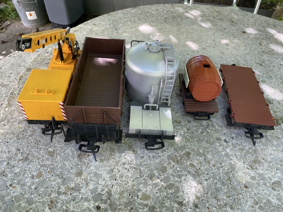 LGB Modellini di ferrovie: 5 LGB Güterwagen zum Aufbereiten oder Ersatzteilspender  – Difettoso da Köniz venduto da Sonnenschein._.77 4