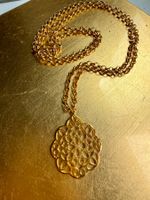 Lange goldfarbene Kette mit schönem Anhänger