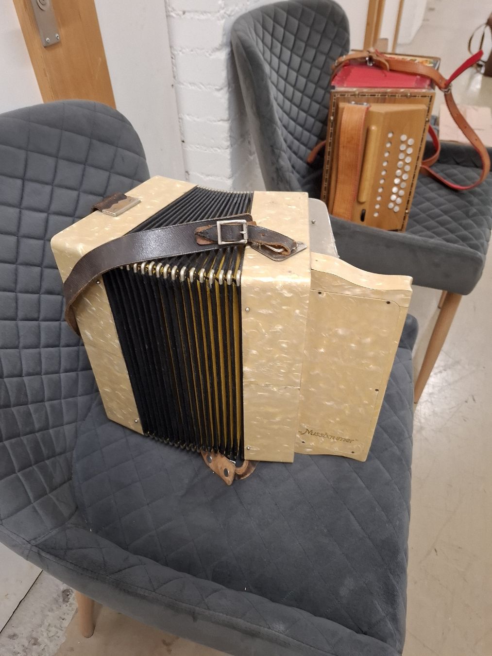 Musikinstrumente: nussbaumer orgeli – Gebraucht aus Villeneuve von BibiVintage 6