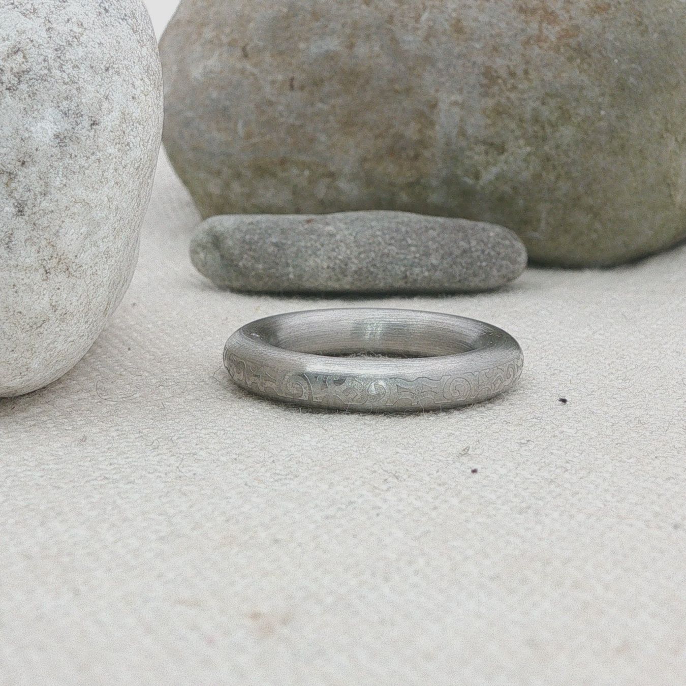Olga Ribler Anelli: Edelstahl 4 mm  Ring gemustert,  Ringgrösse 52 – Nuovo (secondo la descrizione) da Luzern venduto da Schmuckoutlet 4