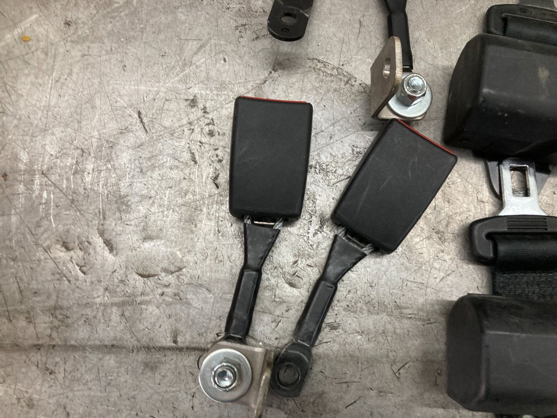 Tutti pezzi di ricambio auto: Diverse Auto Gurtschlösser gebraucht – Usato da Cham venduto da WB2223