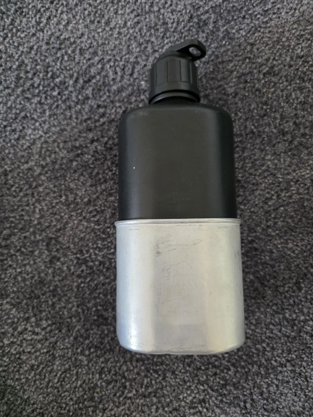 Schweizer Armee Attrezzatura & Pezzi di ricambio: Originale Militär Feldflasche mit Becher – Usato da Basel venduto da Dubworld