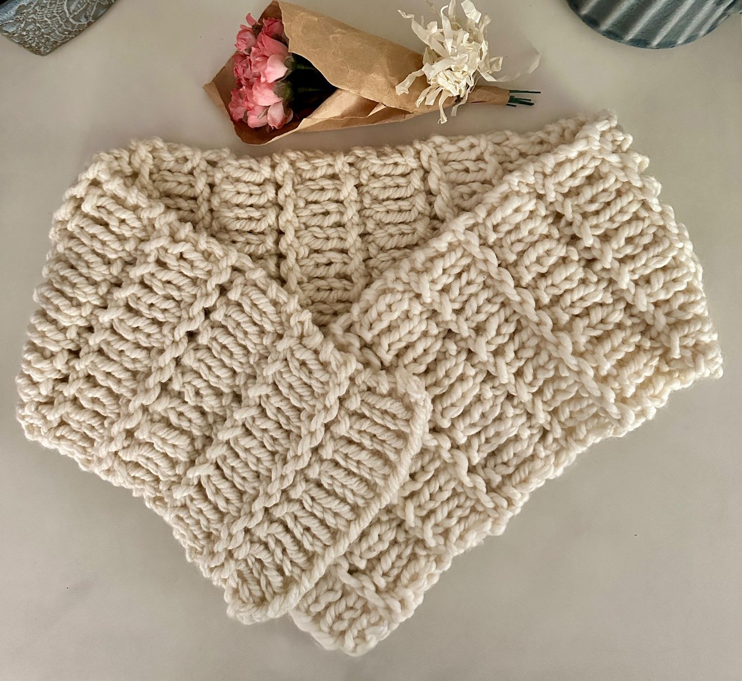 Foulard & Sciarpe: Schal handgestrickt, crèmefarbig, Unikat – Nuovo e nell'imballaggio originale da Burgdorf venduto da Gedora