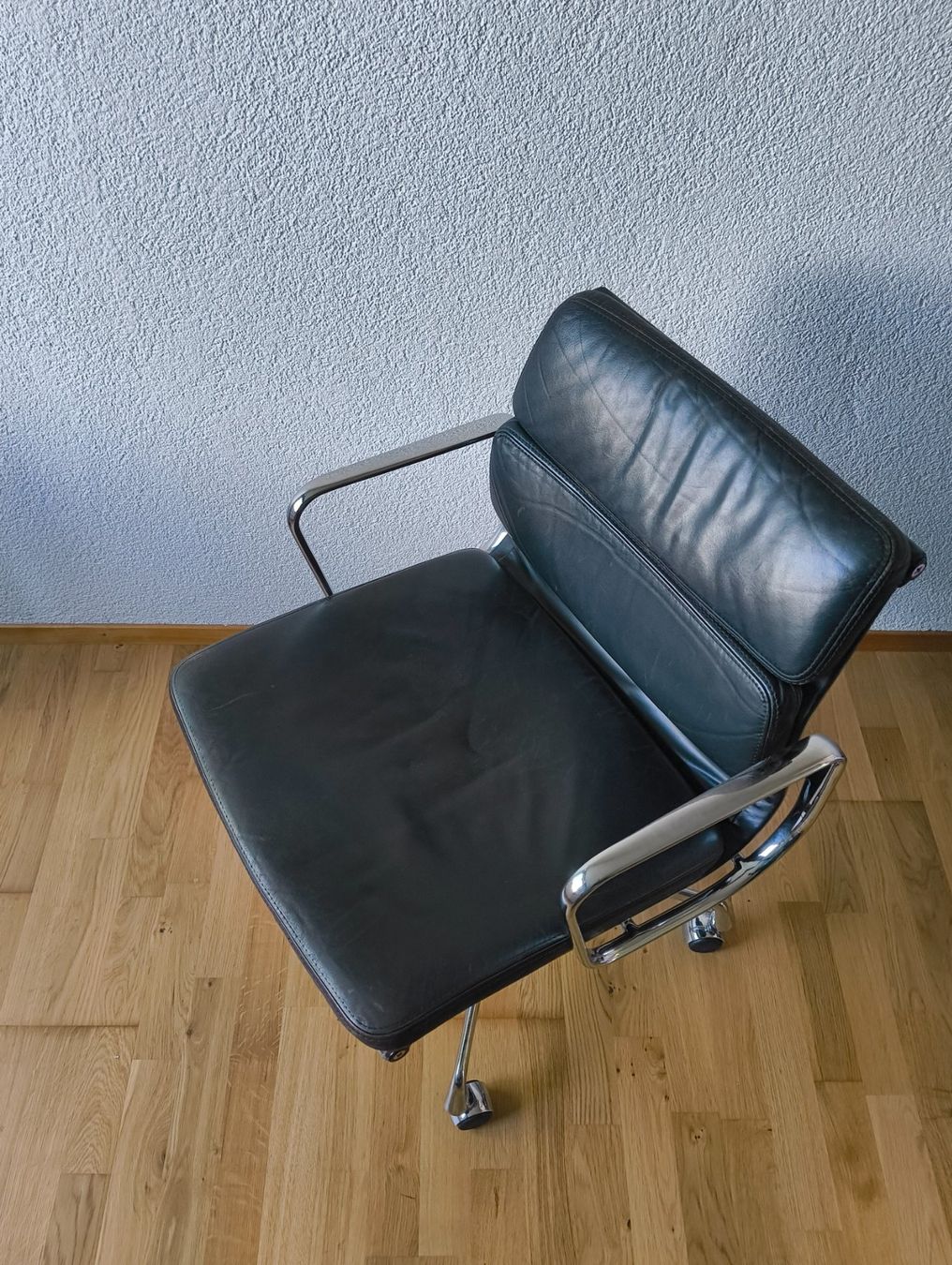 Vitra Chaises: Vitra Eames Softpad Chair auf Rollen – D'occasion à Bäch SZ par Architekt66 7