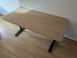 Moderner Schreibtisch mit Kabelnetz & höhenverstellbaren Bei