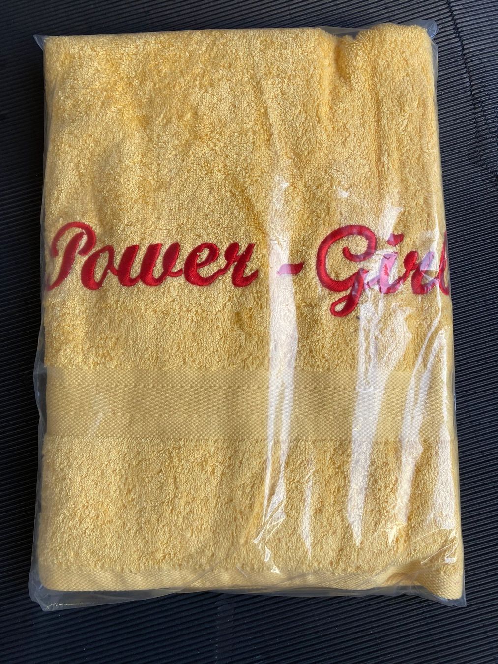 Teli da bagno: besticktes Duschtuch "Power-Girl" – Nuovo e nell'imballaggio originale da Egg SZ venduto da irbaku