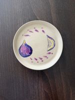 Assiette en céramique faite et peinte à la main