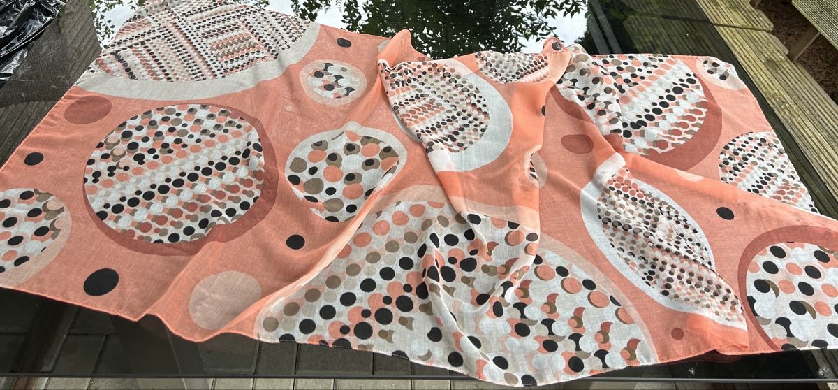 Foulard & Sciarpe: Chic peach scarf with geometric pattern. Stylish accessory – Nuovo (secondo la descrizione) da Saland venduto da ele_vc96 1