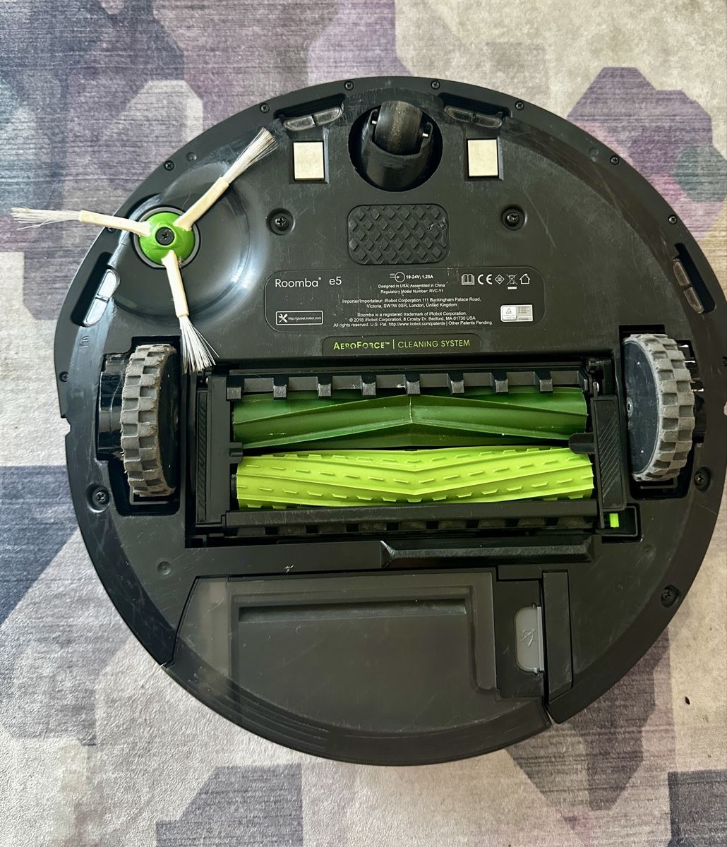 Irobot Aspirapolveri & Accessori: iRobot Roomba e5 Saugroboter inkl. Ladestation  – Usato da Horgen venduto da jul_pc5g 1