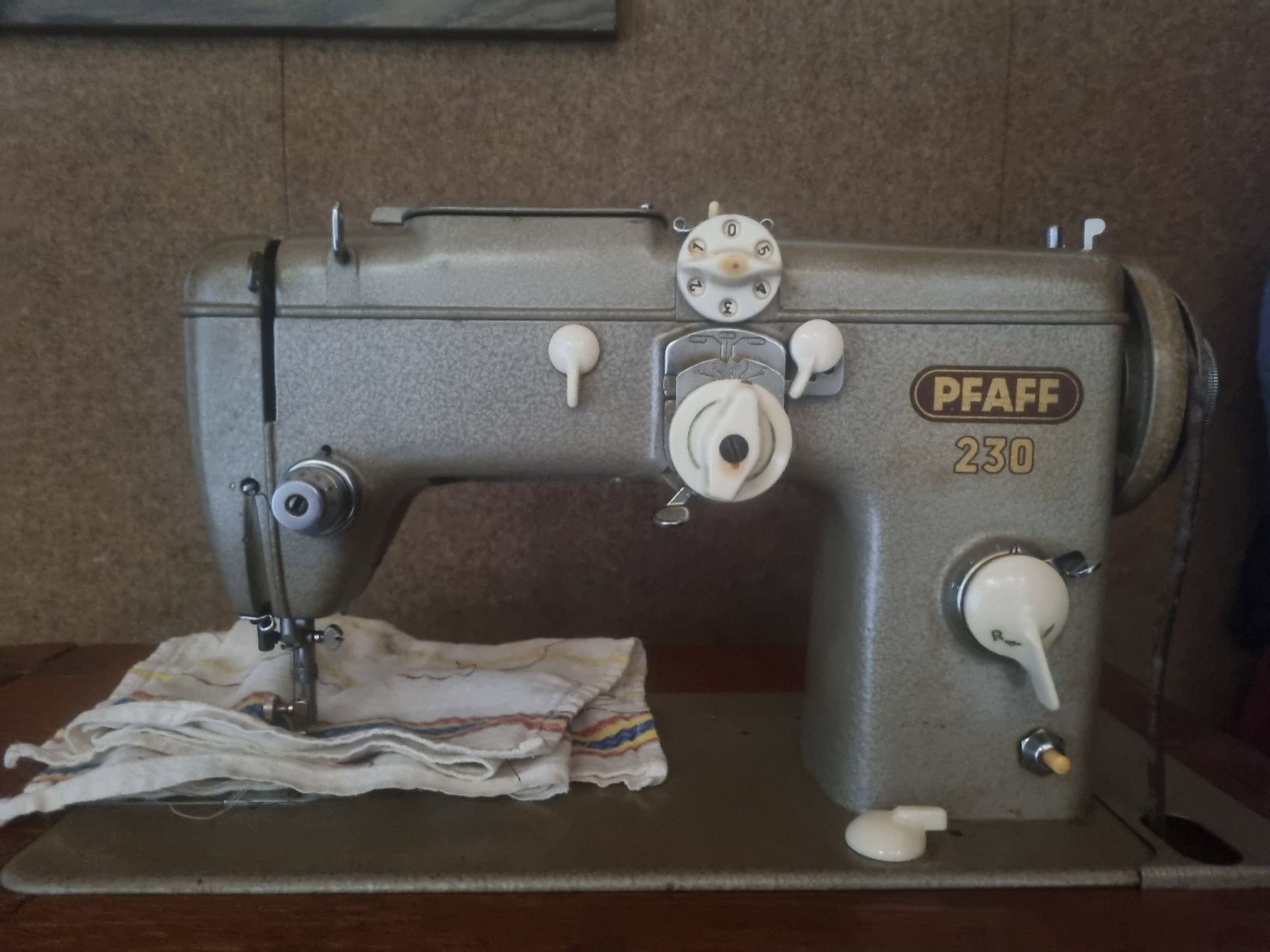 Pfaff Macchine da cucire: PFAFF 230 Nähmaschine – Usato da Döttingen venduto da Mrjoe 1
