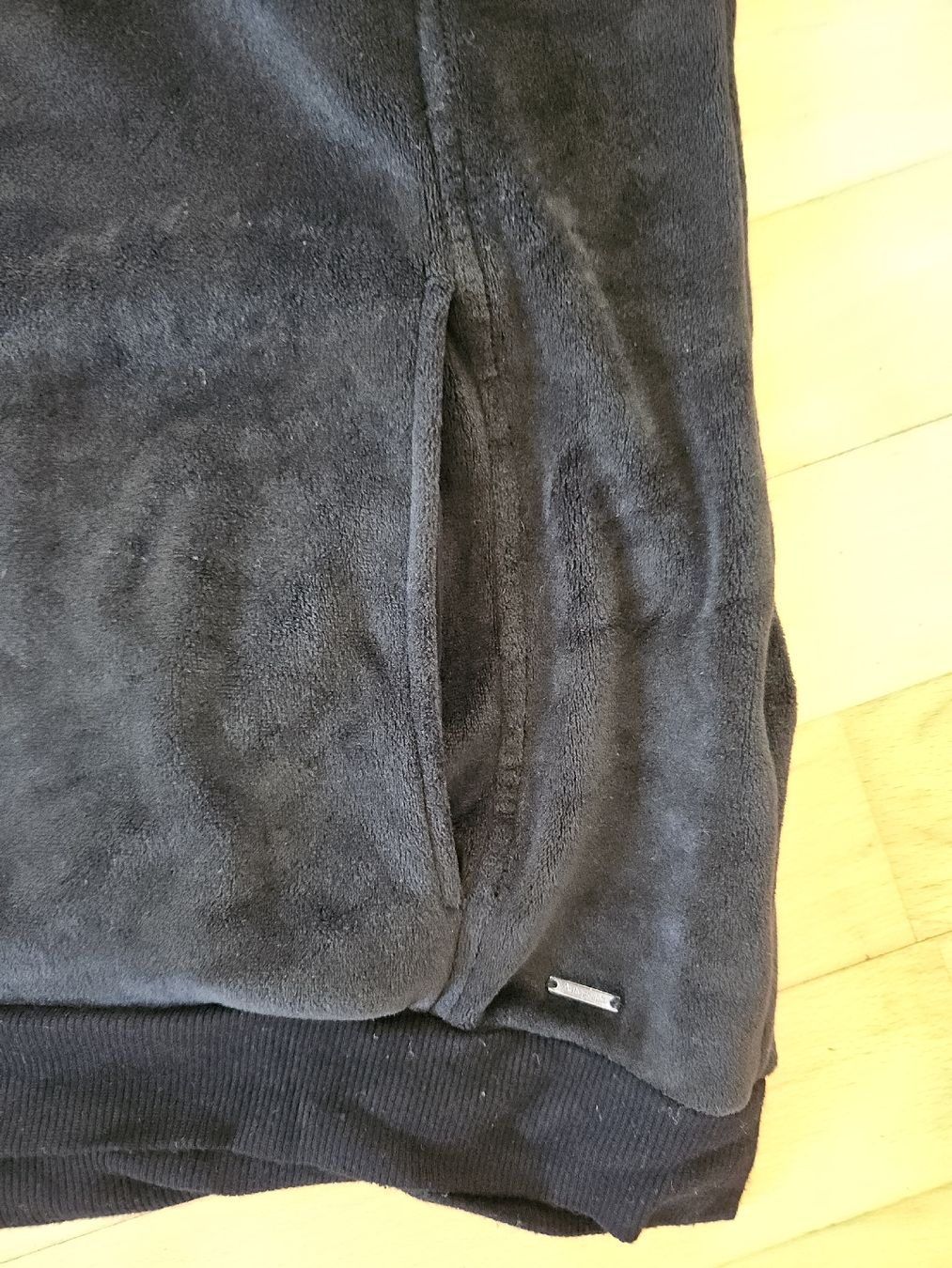 Maglioni & Felpe: Autograph Velours Pullover Schwarz Grösse 38 Seitentaschen  – Usato da Urdorf venduto da Colina 3