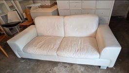 Gemütliches weisses Ledersofa, 2-Sitzer, gut erhalten, 
