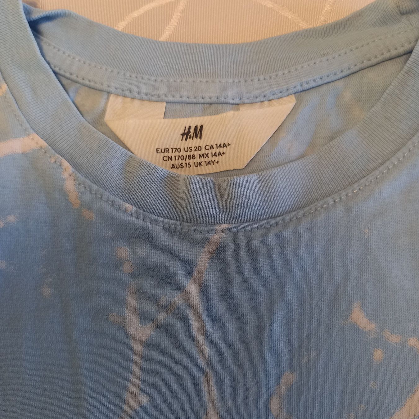 H&M Camicie, T-shirt & Polo: hellblaues batik T-Shirt H&M Gr. 170 – Usato da Brüttisellen venduto da kikaninchen79 1