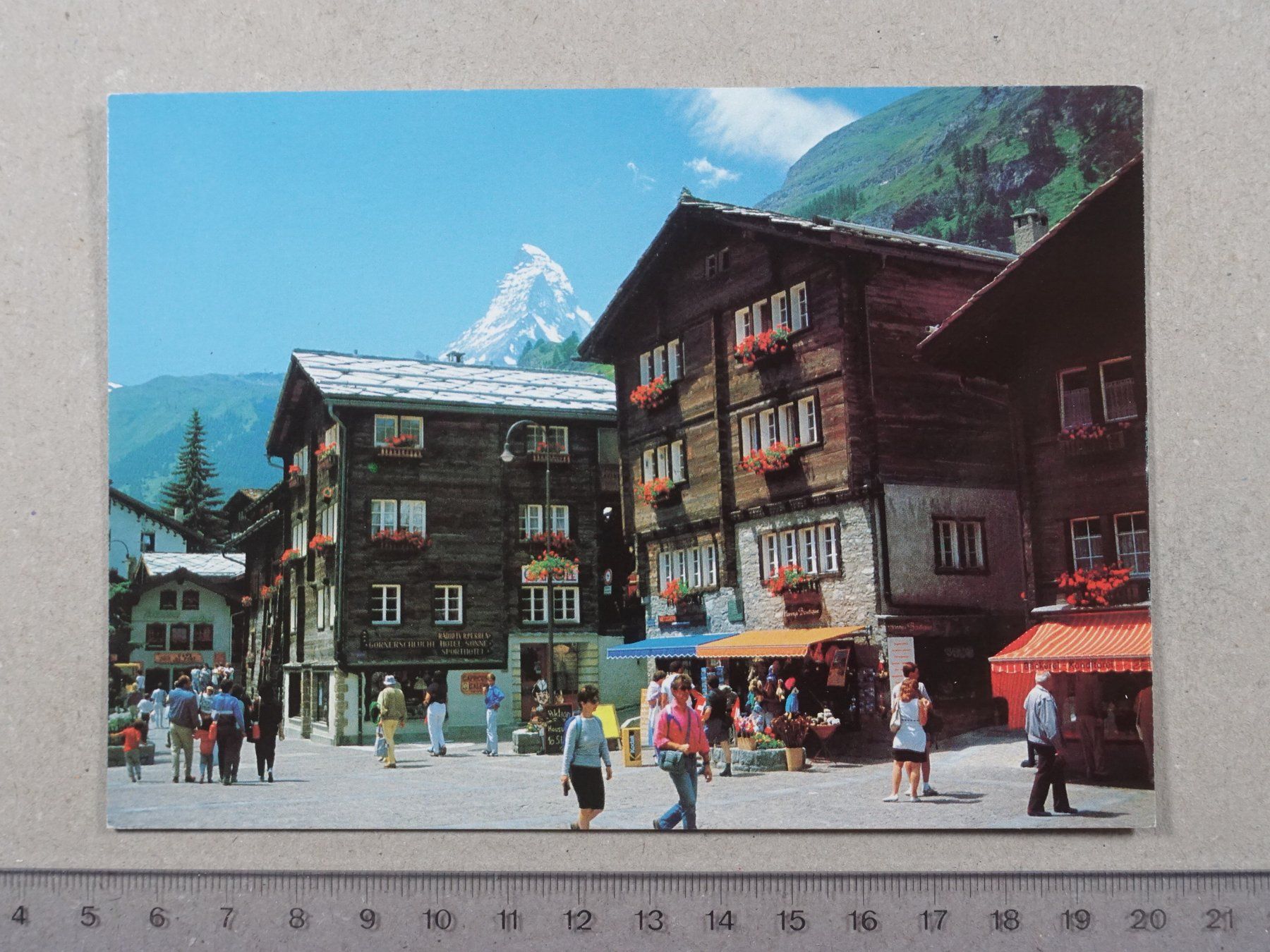 Cartes postales: Zermatt, Dorfplatz, belebt, 1990 – D'occasion à Lenzburg par fh1