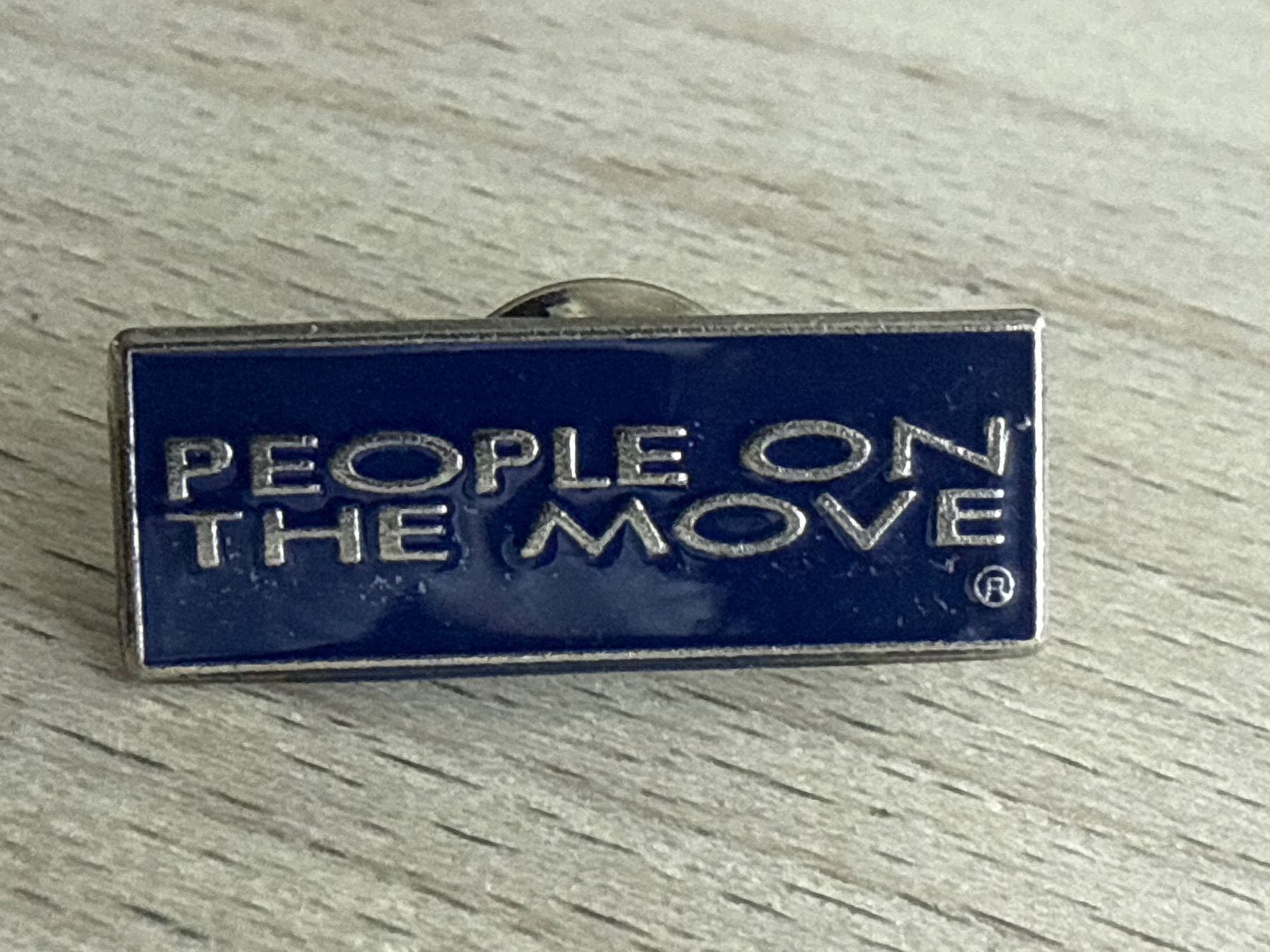 Placchette & Badge: Pin People on the Move – Usato da Glattbrugg venduto da Schweigmatt