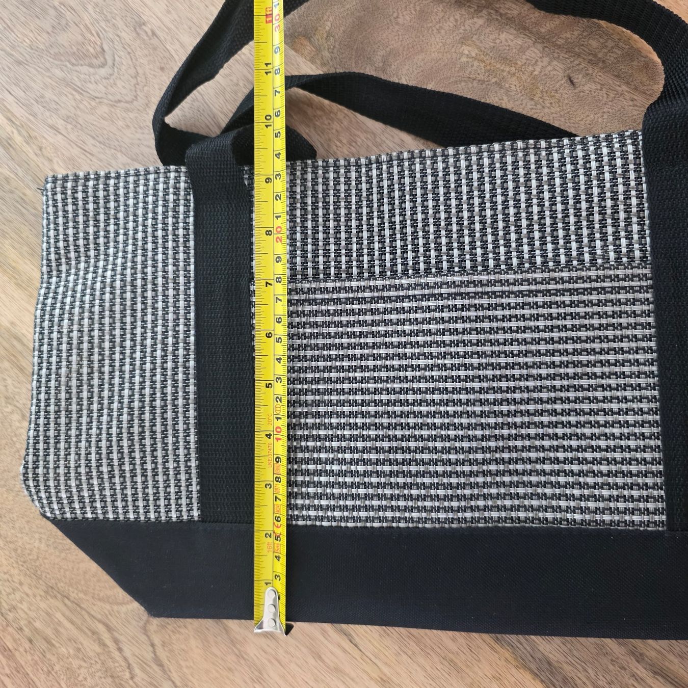 Taschen für Damen: Tasche schwarz/grau gestreift  – Neu (gemäss Beschreibung) aus Rheinsulz von Dred 7