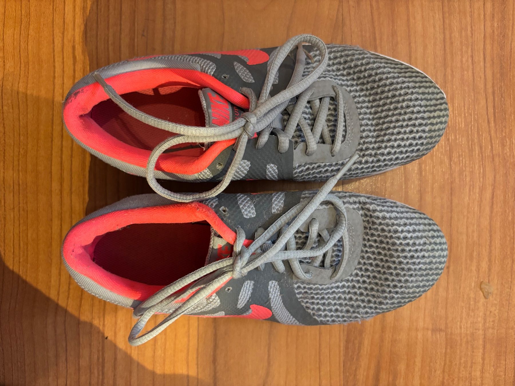 Nike Chaussures femmes: Nike Sneaker Grau & Rosa – D'occasion à Minusio par giiaadaaa 1