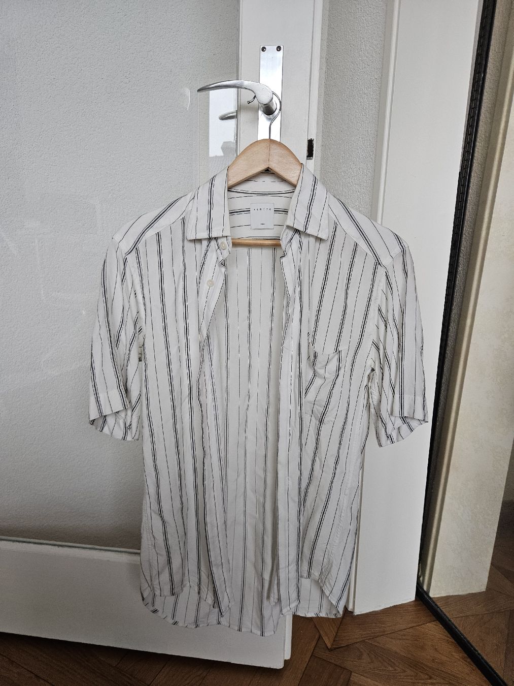 Sandro Hemden: Chemise Sandro rayée blanche et noire, taille S - Été – Gebraucht aus Lausanne von magic_roro