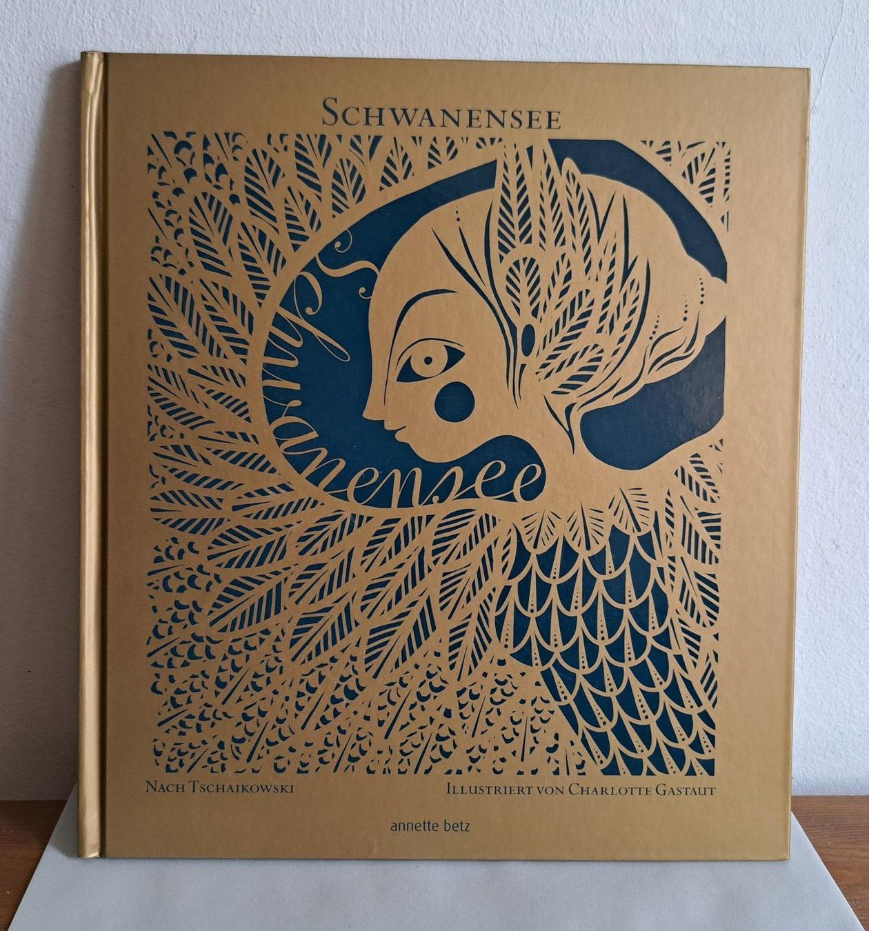 Libri: wunderschönes Scherenschnittbuch Tschaikowskis "Schwanensee" – Usato da Basel venduto da Patiscat