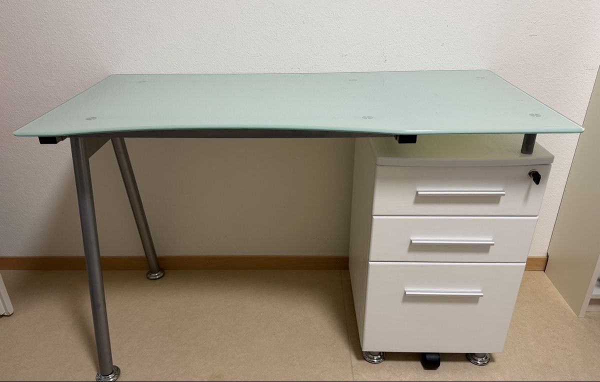 Schreibtische: Schreibtisch – Gebraucht aus Zürich von shk_bb5c