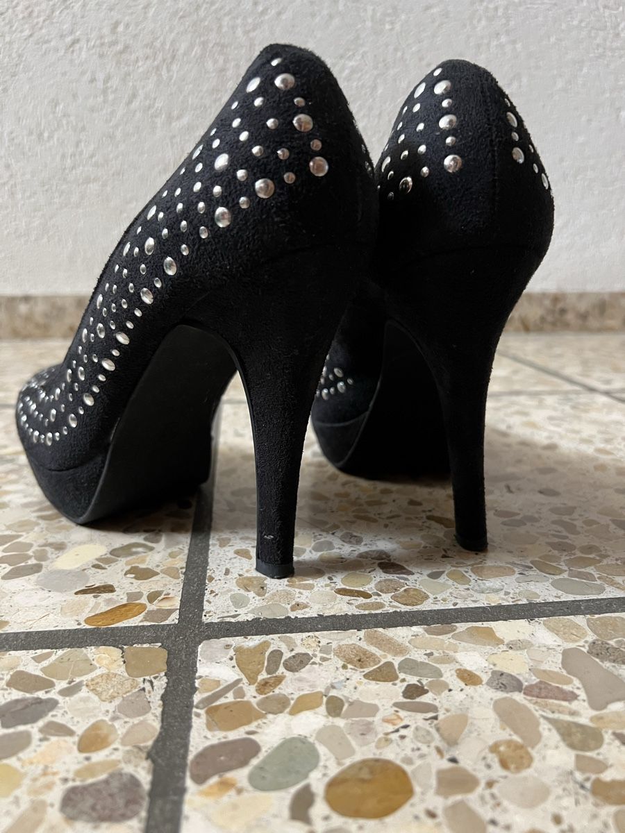 Cube Scarpe da donna: Schwarze Nieten High Heels Gr. 39 – Usato da Bad Zurzach venduto da Heugumper7 2