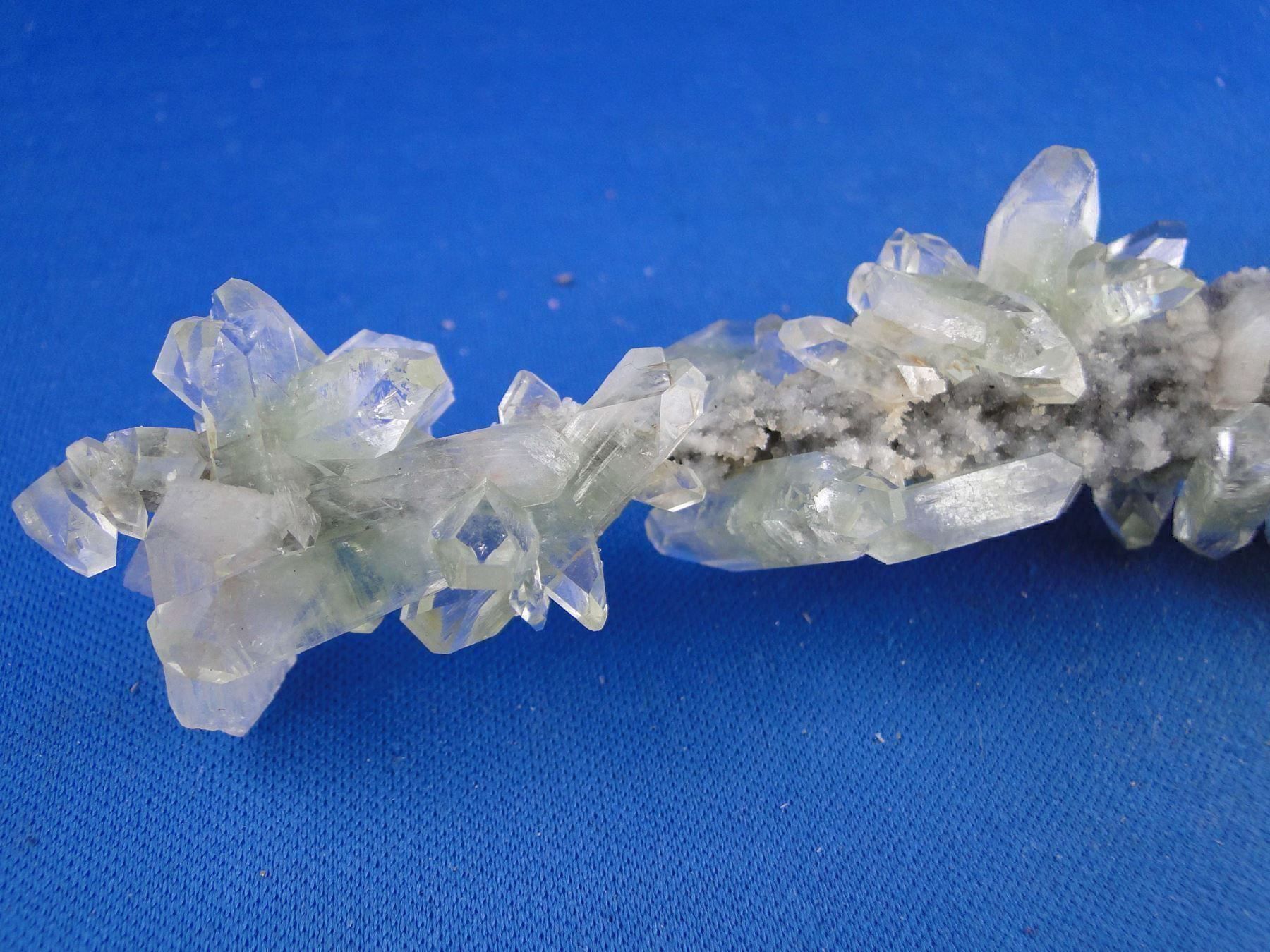 Minerali & Pietre curative: Quarz mit Apophylit und Stilbit – Usato da Schinznach Bad venduto da Demerald 8