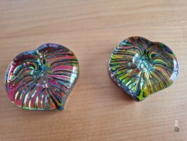 Zwei bunte Kerzenständer in Herzform aus Glas