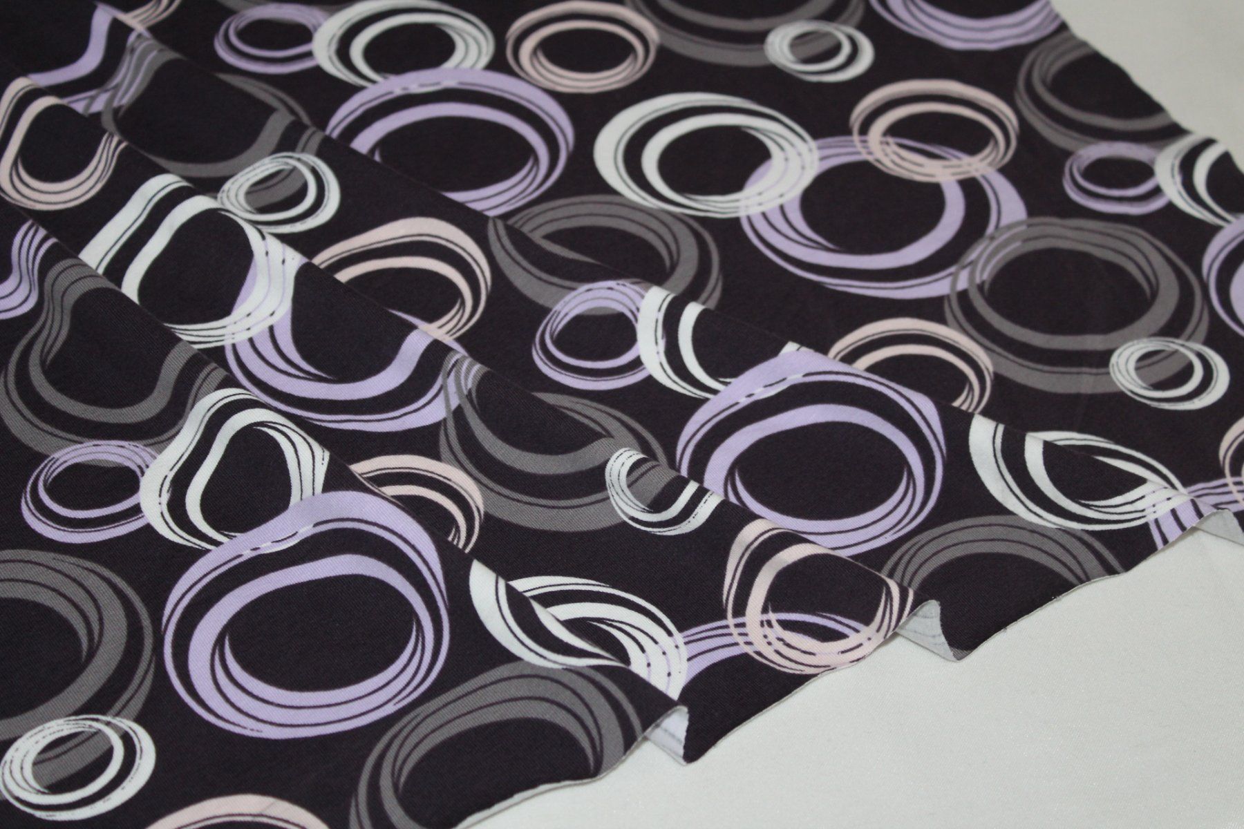 Tessuti: Stoff Baumwolljersey Kreise aubergine – Nuovo (secondo la descrizione) da Obfelden venduto da solomon111