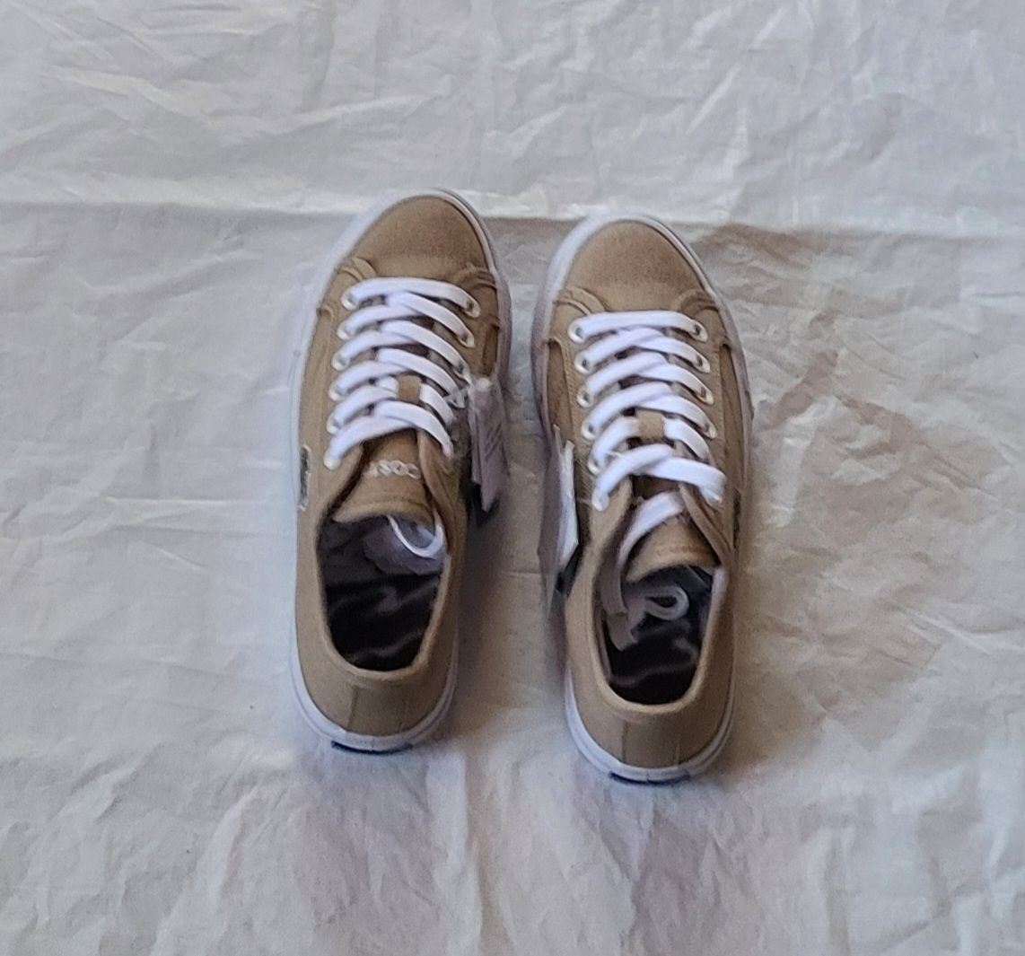 Lacoste Scarpe per ragazze: Lacoste Baskets beiges, taille 34.5, neuf avec étiquette – Nuovo (secondo la descrizione) da Niedergösgen venduto da Eva2410 1