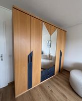Grosser Kleiderschrank mit Spiegel, guter Zustand