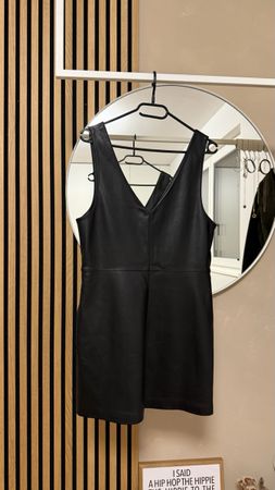 Elegantes schwarzes Kleid in Lederoptik – Grösse S
