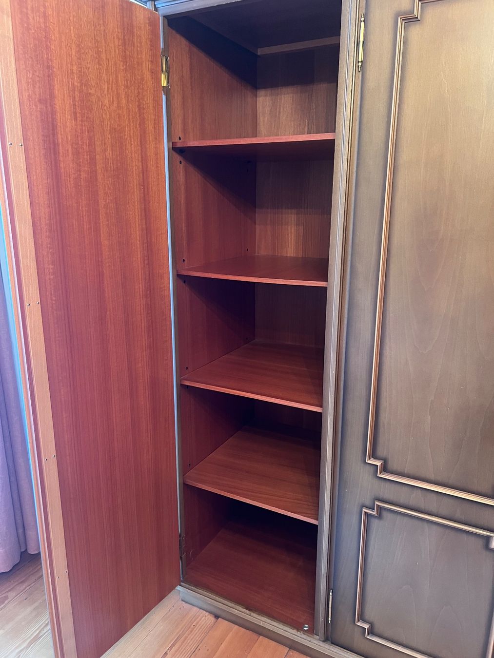 Armadi: Klassischer Holz-Kleiderschrank – Usato da Menziken venduto da mad_2pvh 2