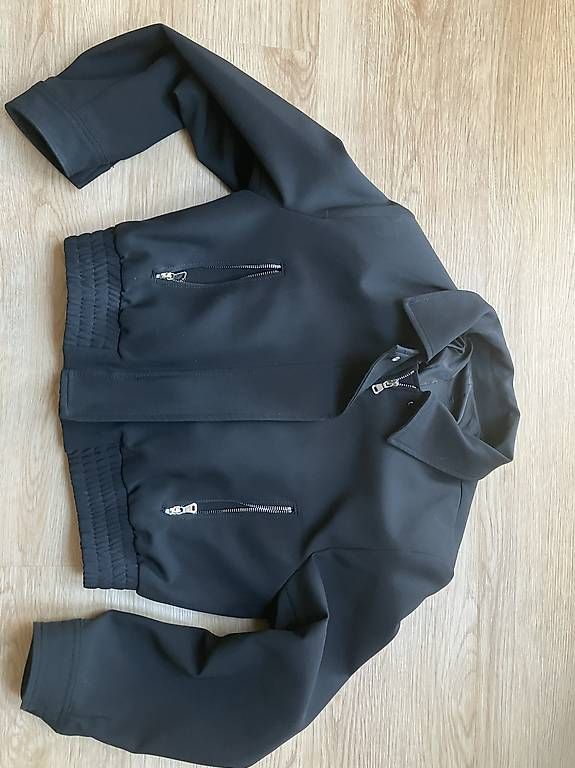 Giacche: Veste crop à épaulettes Mango – Nuovo e nell'imballaggio originale da Vaulruz venduto da del_pmq2