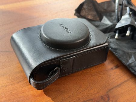 Sony LCS-RXG Tasche für RX100-Serie + Sony Netzteil AC-UB10D