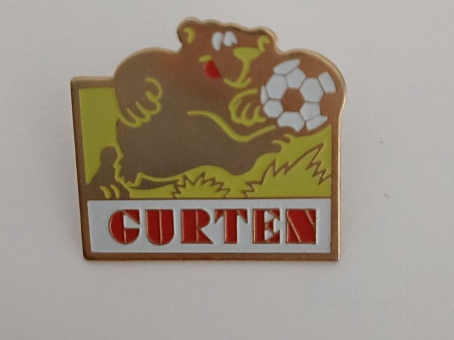Placchette & Badge: Pin Gurten Bär mit Fussball - Box 32 – Usato da Köniz venduto da Pinscollect