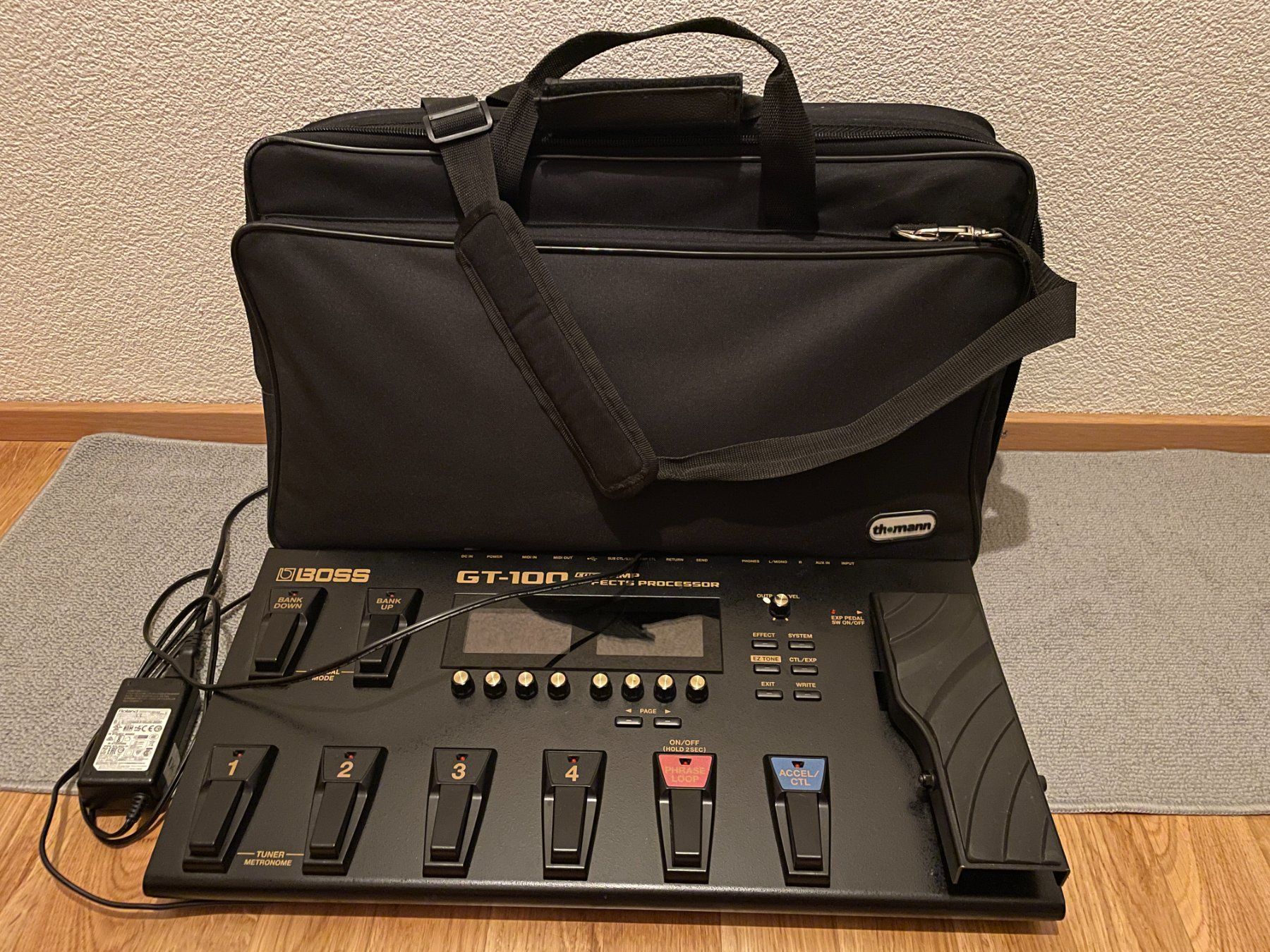 Boss Instruments de musique: BOSS GT-100 guitar multieffects processor with bag – Neuf (Voir description) à Basel par zso_tmf5 1