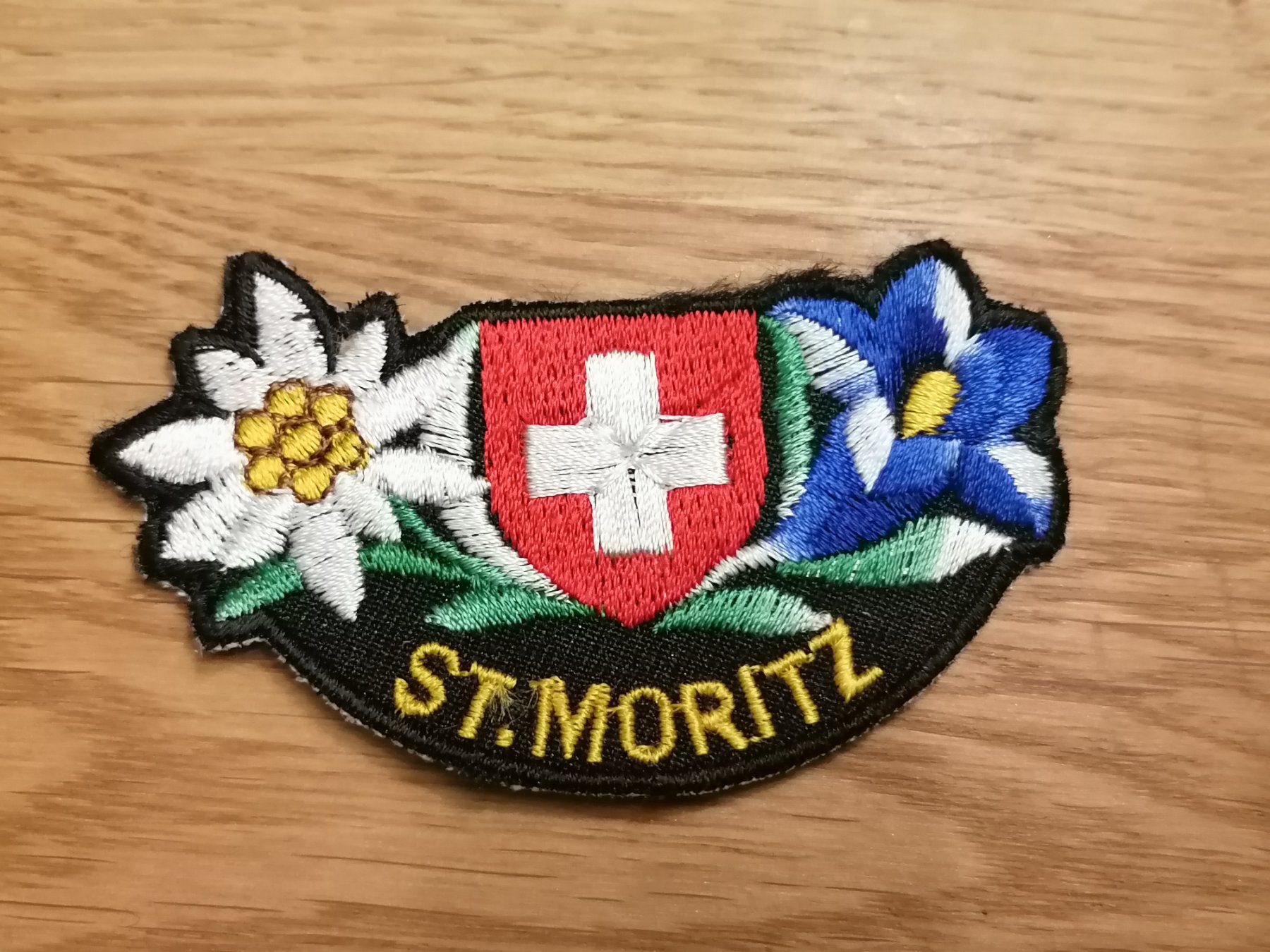 Toppe: Aufnäher - Patch St. Moritz Blumen mit Wappen – Usato da Basel venduto da vintagecollector
