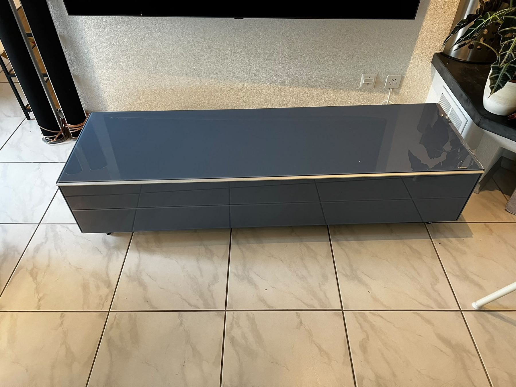 Mobili TV: Designer Lowboard graublau Glasfront – Usato da Volketswil venduto da Mr.YG 1