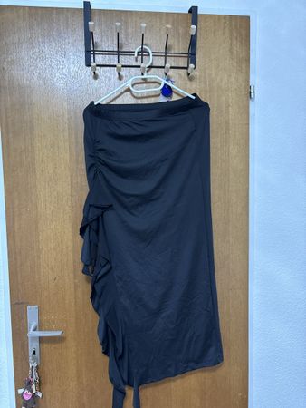 Rock schwarz Rüschen Grösse L guter Zustand