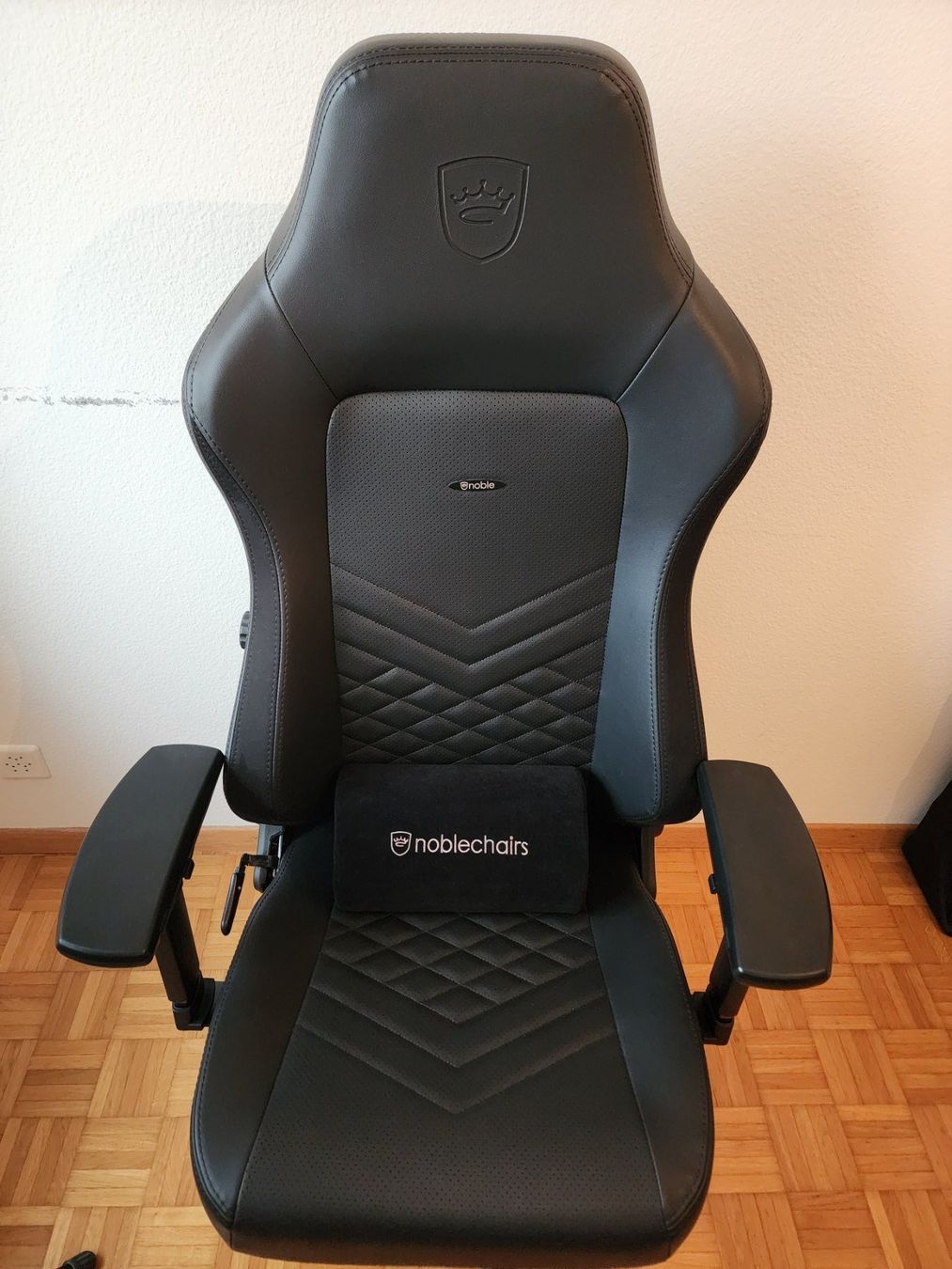 Noblechairs Sedie: Noble Chairs HERO Black – Nuovo (secondo la descrizione) da Steinmaur venduto da rica_silva