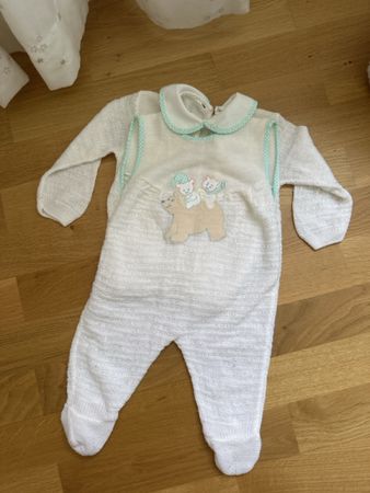 Weißer Neugeborenen-Overall mit Strickjacke