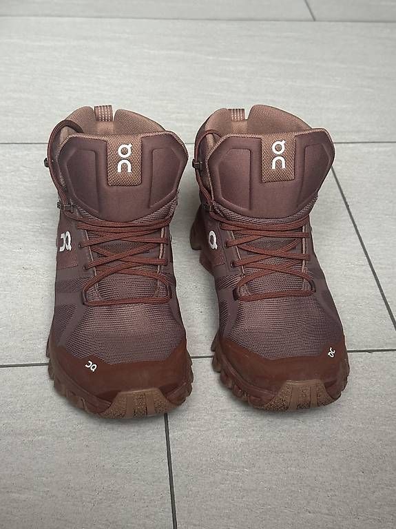 On Scarpe da donna: on Cloudrock Waterproof Wanderschuhe Gr. 37 Traube/Haselnuss – Usato da Chur venduto da mylogin.org 1