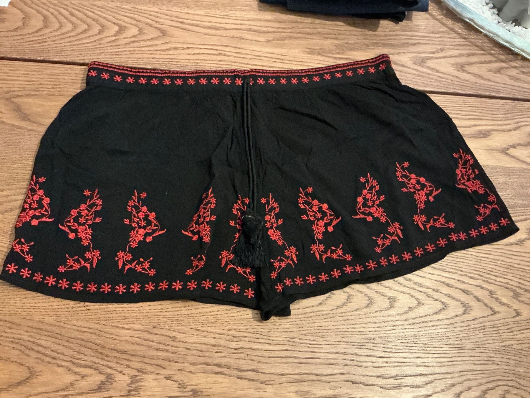Pantaloni: Schwarze Shorts mit roter Stickerei Gr.XL – Nuovo (secondo la descrizione) da Würenlos venduto da sweety5436 2