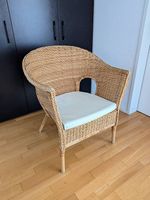 Rattansessel mit Kissen
