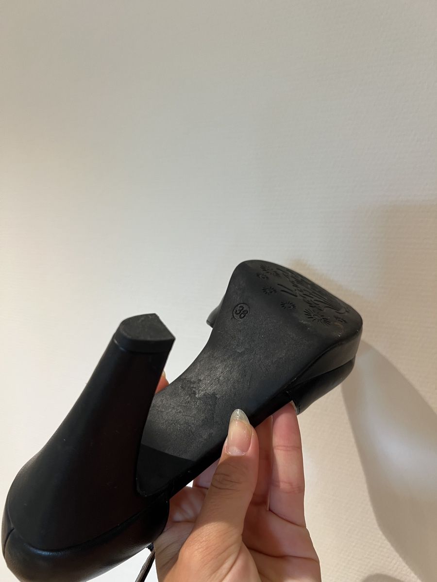 Scarpe da donna: Schwarze, elegante Damenschuhe, Grösse 36, einmal getragen. – Nuovo (secondo la descrizione) da St. Gallen venduto da sar_t9ch 2
