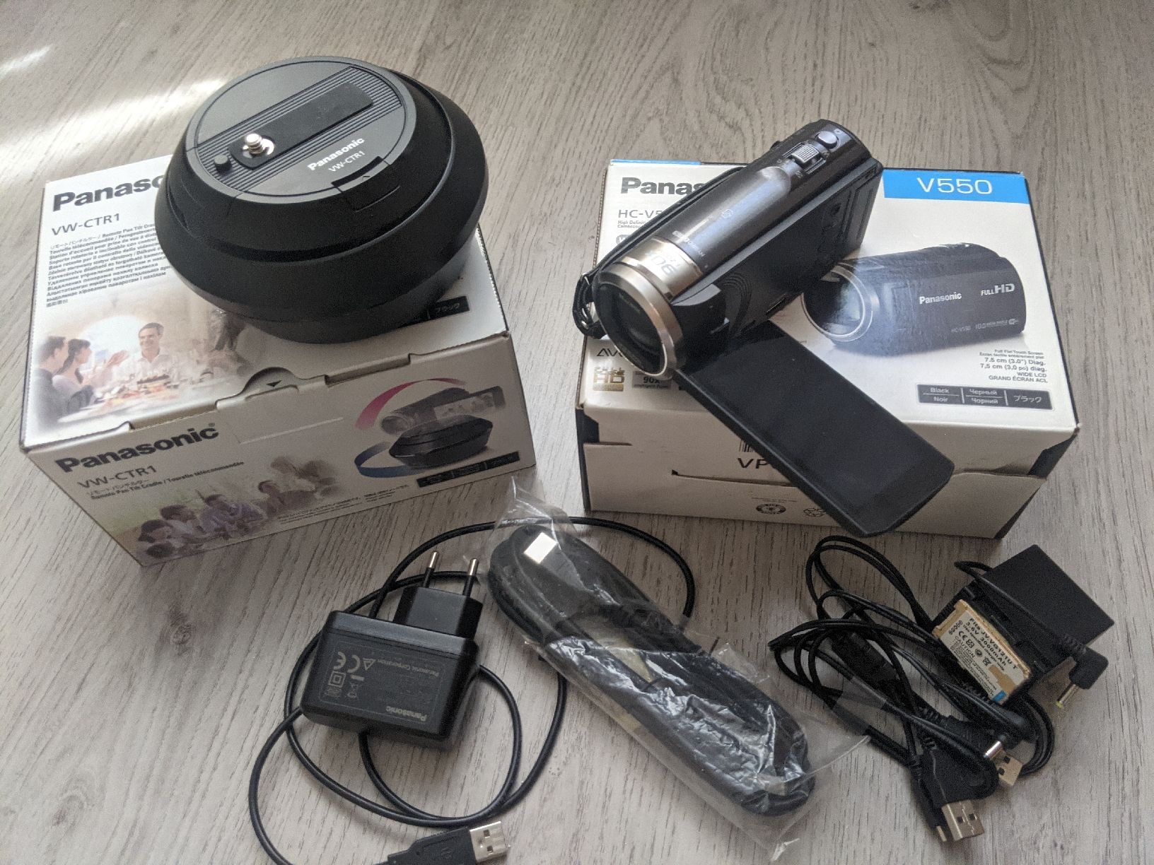 Panasonic Videocamere: Panasonic video camera HC-V550 and VW-CTR1 cradle – Usato da Orbe venduto da NorthMost 1