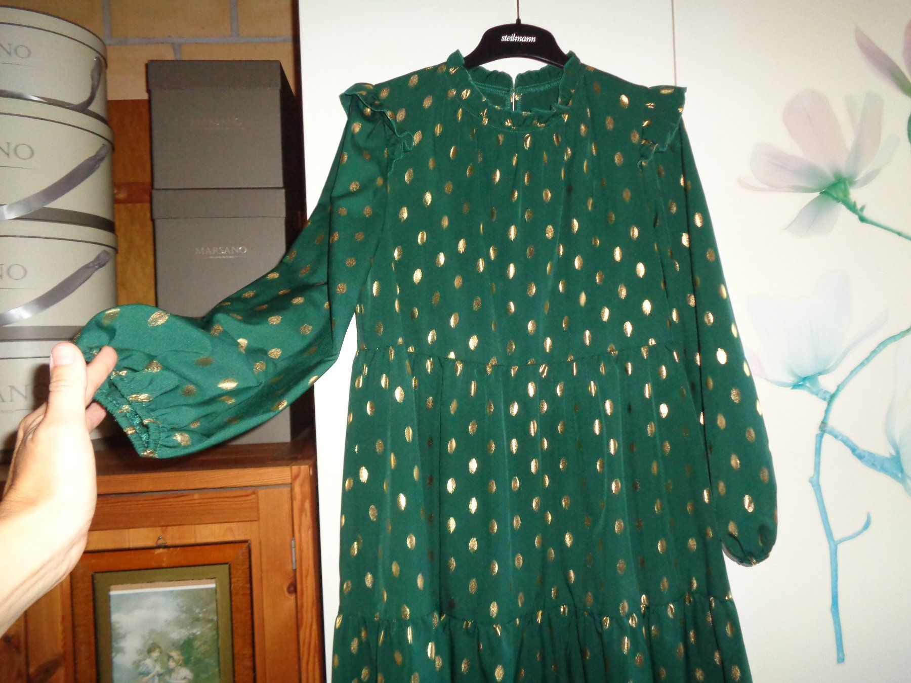 Kleider: *** Kleid mit Gold Details *** / Neu – Neu (gemäss Beschreibung) aus Othmarsingen von Leuchtturmlady 1